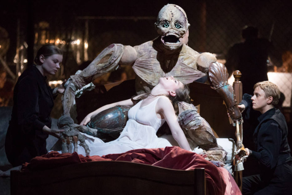 Andromahi Raptis (Mitte) als Verlobte von Viktor Frankenstein und "Das Monster".
