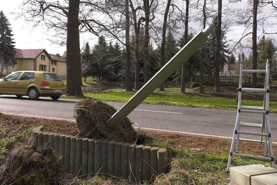 Ein Verkehrsrowdy brachte den Blitzer in arge Schieflage.