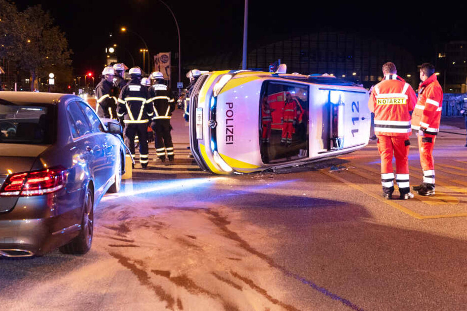 Der Streifenwagen blieb auf der Seite liegen.