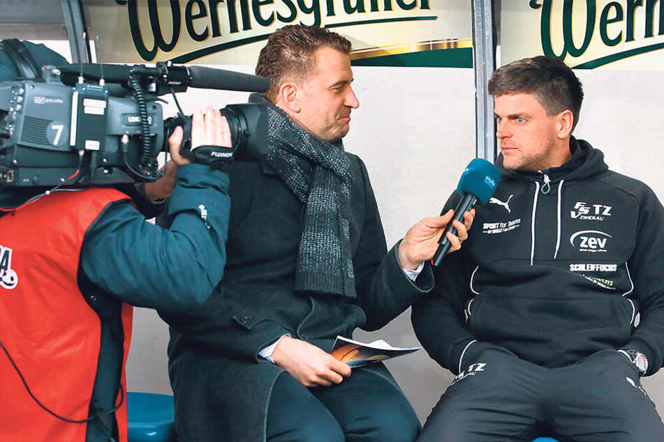 FSV-Coach Torsten Ziegner (r.) ist bei MDR-Übertragungen ein gern gesehener Interviewpartner. Hier befragt ihn René Kindermann.