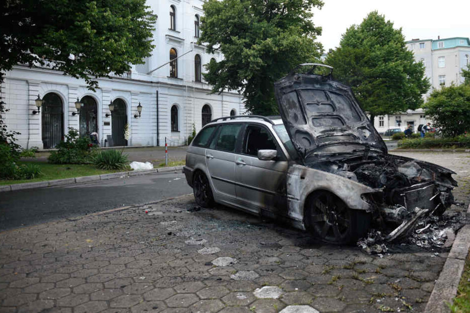 Sieht nicht nach Bonzenschlitten aus. Aber wer zahlt dem Besitzer den Schaden?