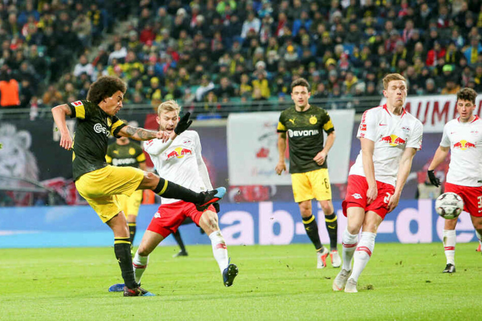 Da war's passiert: Axel Witsel (l.) hämmert eine Kopfball-Verlängerung nach einer Ecke unhaltbar zum 1:0 für den BVB in den Kasten.