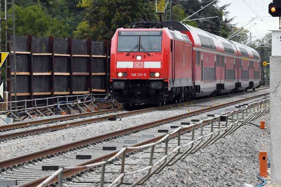 Der Zug blieb auf freier Strecke stehen, die Reisenden mussten stundenlang darin ausharren (SYmbobild).
