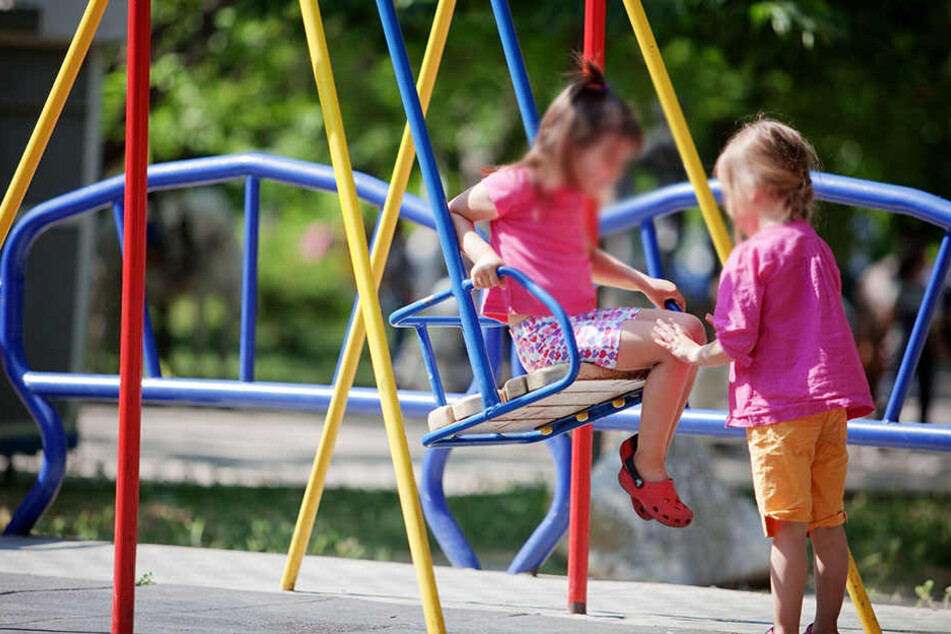 Ein Mann belästigte zwei kleine Mädchen auf dem Spielplatz.