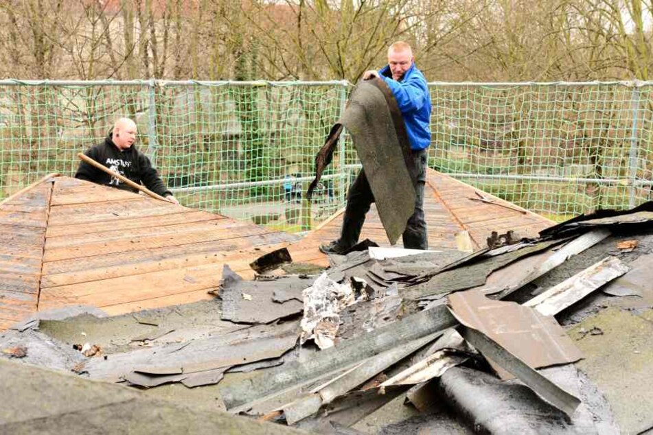 Am Montag wurde die Dachpappe vom Kult-Bau entfernt.