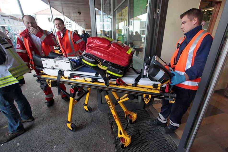Rettungskräfte bei einem Einsatz in einer Schule (Symbolbild).