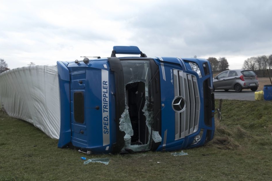 Rettungskräfte mussten den schwer verletzten Lkw-Fahrer aus der Frontscheibe schneiden.