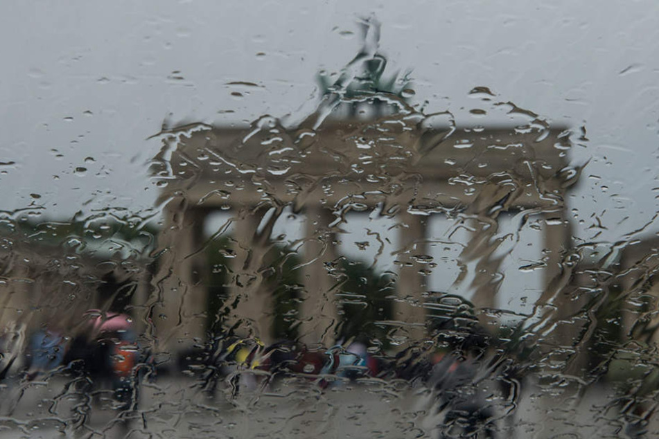 In wenigen Minuten wurde es dunkel über der Hauptstadt und der Regen fiel massiv vom Himmel.