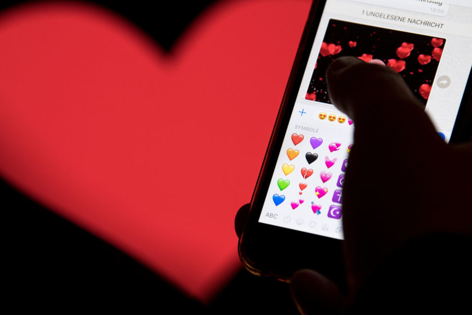 "Emojis" zählen in der heutigen Zeit zur wohl plakativsten Art sich seine Liebe untereinander zu gestehen.