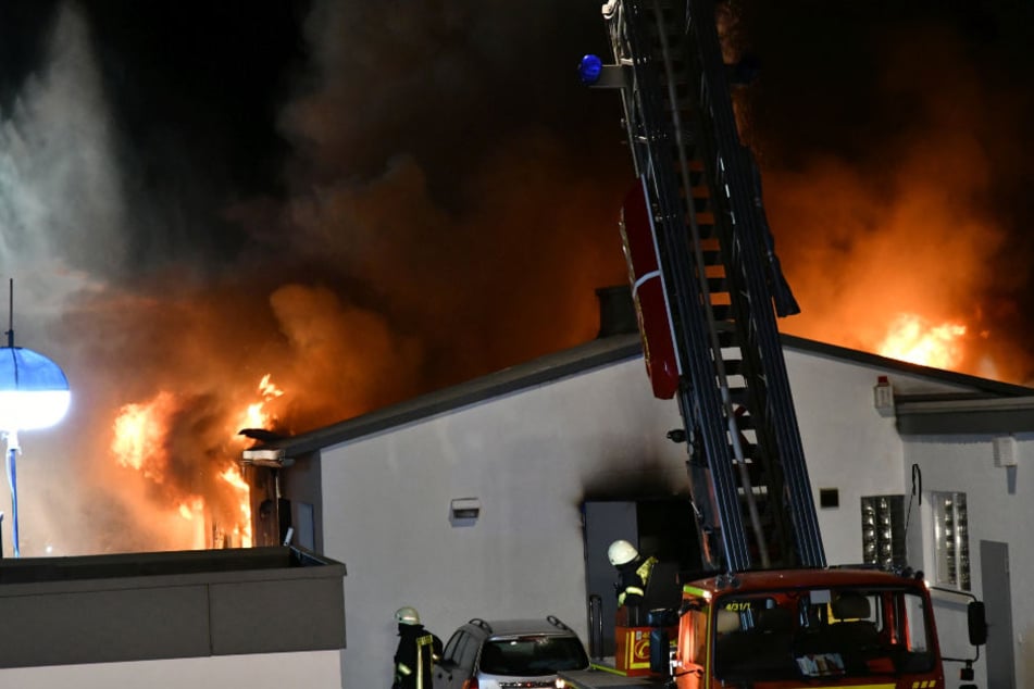 Die lodernden Flammen waren weithin sichtbar.