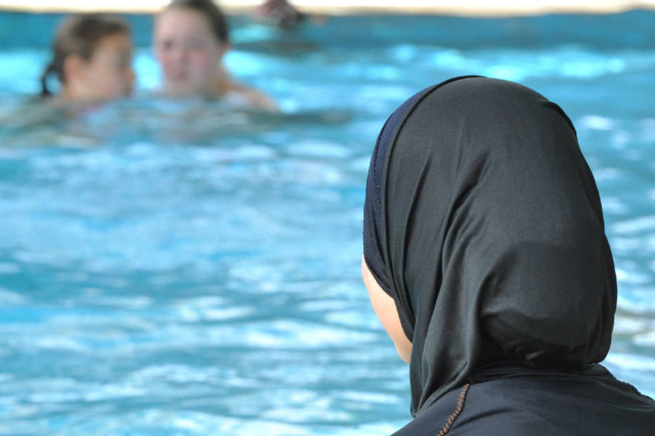 Außerdem sei der Schwimmunterricht auch für muslimische Schülerinnen und Schüler verbindlich, sagte Ministerin Yvonne Gebauer (Symbolbild).
