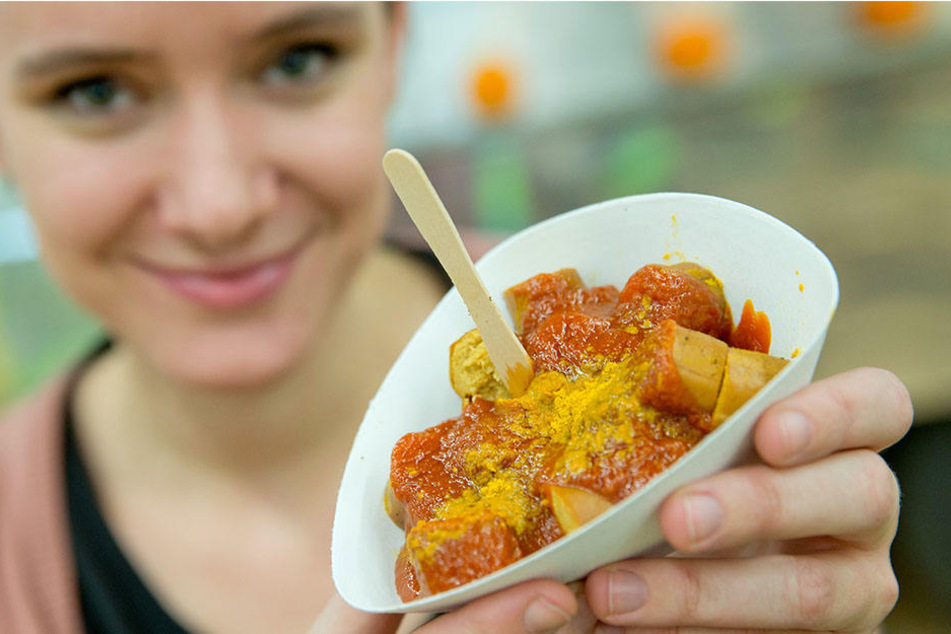 Äußerlich vom Original kaum zu unterscheiden: eine Vegane Curry-Wurst.