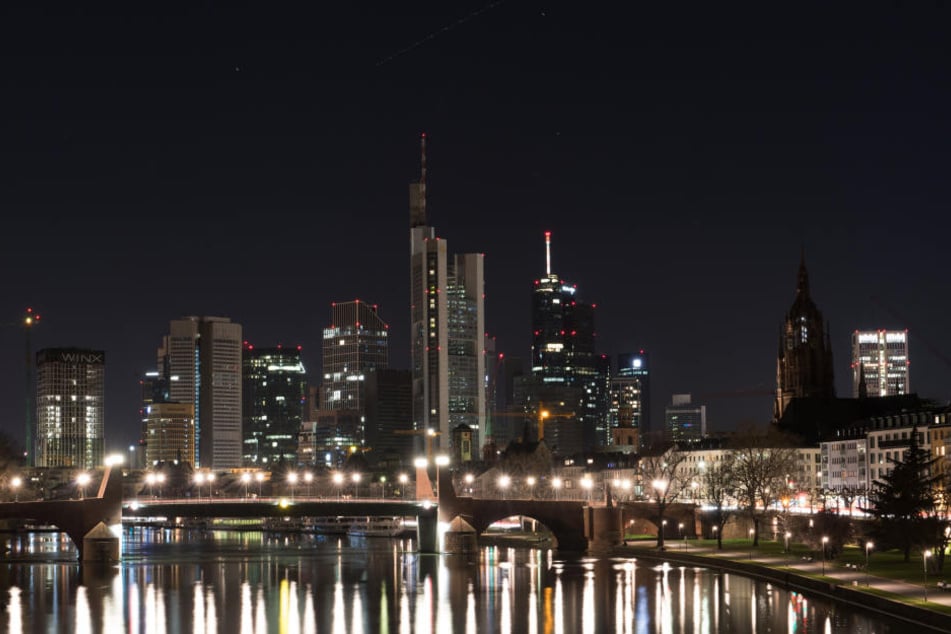 Dunkle Skyline: Auch Frankfurt nimmt an der "Earth Hour" teil.