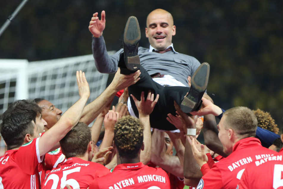 Pep Guardiola wird nach dem DFB-Pokalfinale 2016 von den Bayern-Spielern gefeiert.