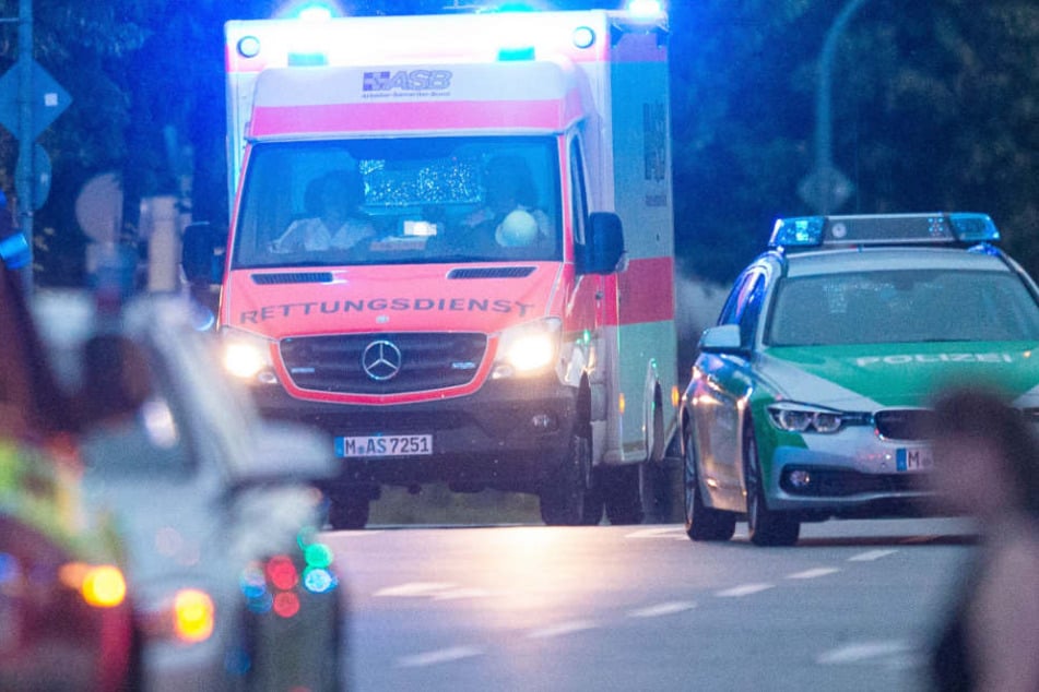 In Erding mussten Rettungskräfte nach einem Unfall Verletzte versorgen. (Symbolbild)