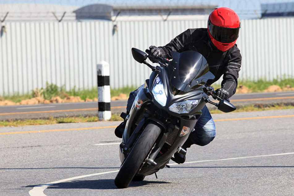 Vermutlich war der Biker zu schnell unterwegs, als er aus der Kurve geschleudert wurde. (Symbolbild)