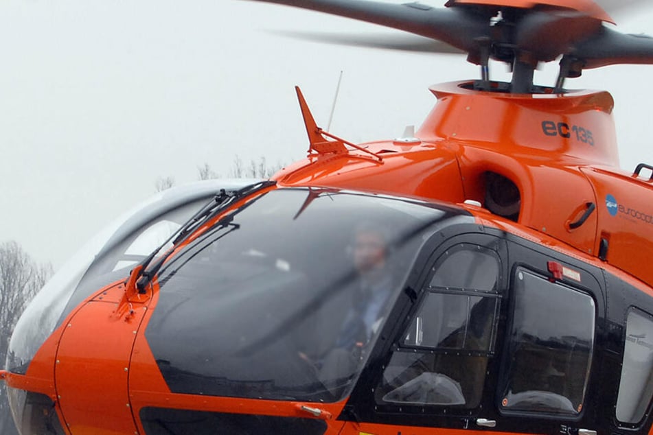 Mit einem Rettungshubschrauber wurde es nach dem Unfall in ein Klinikum geflogen. (Symbolbild)