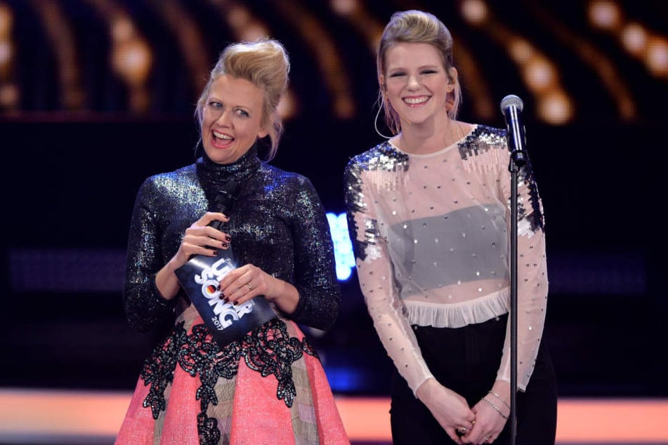 Levina mit der Moderatorin des Abends, Barbara Schöneberger.