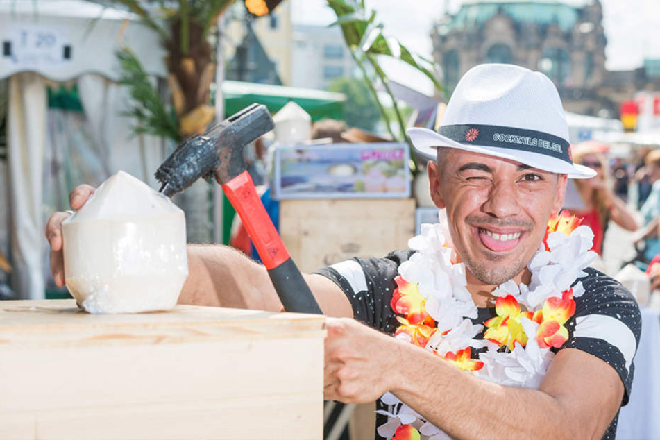 Der Halbbrasilianer Pierre Gencer (28) bietet seine Cocktails stilecht in der Kokosnuss an. Die kann man auch mit nach Hause nehmen.