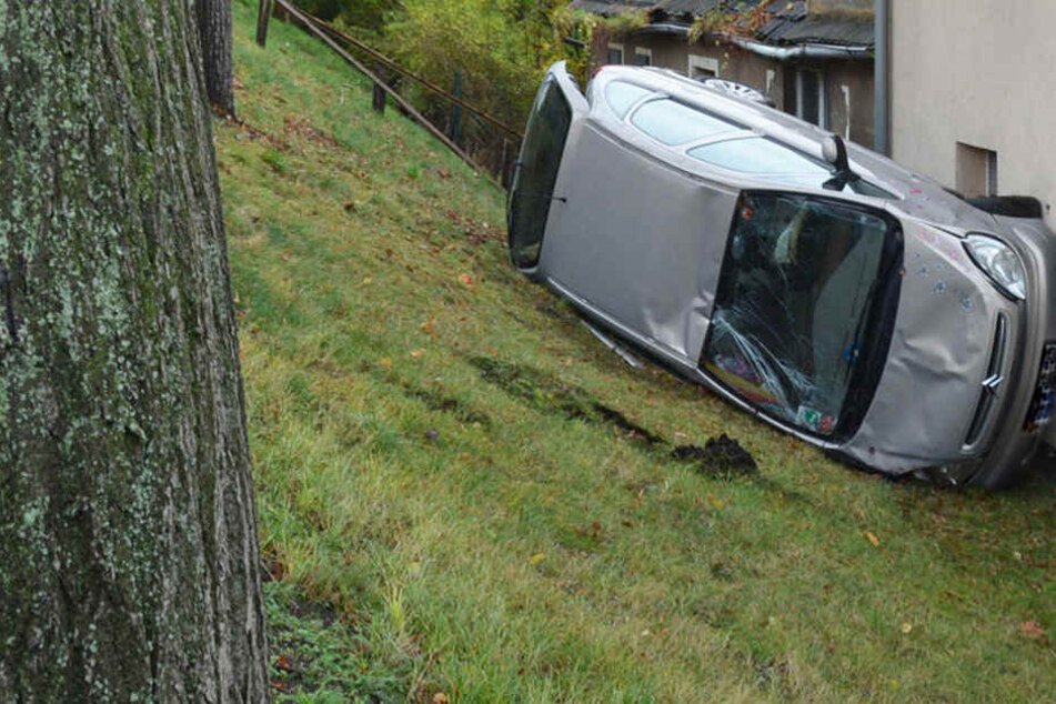 Der Citroën überschlug sich und krachte gegen eine Hauswand.
