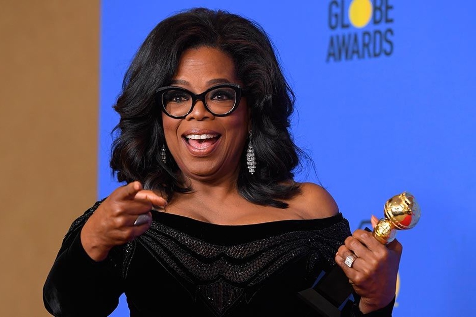 US-Moderatorin Oprah Winfrey präsentiert am 07.01.2018 im Presseraum des Beverly Hilton Hotels in Los Angeles ihren Preis bei der 75. Verleihung der Golden Globe Awards.