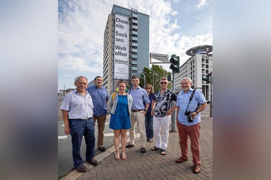 Die Initiatoren des Großplakates: Prof. Josef Krems (65, v.l.), Gerhard Dohrn-van Rossum (72), Maria Kreußlein (32), Michael Meinig (32), Dr. Marion Gees, René König (46), Prof. Werner Holly (72).