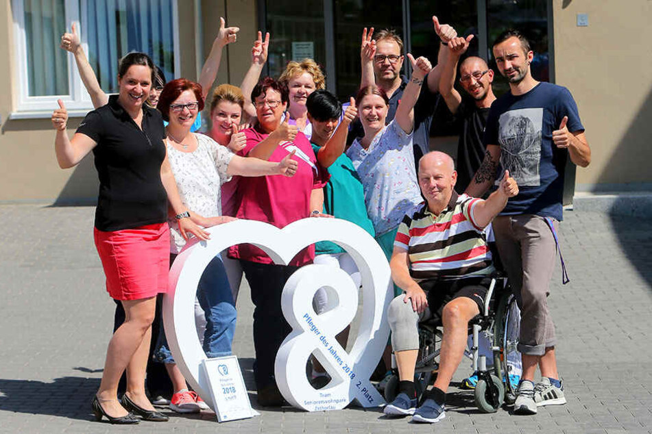 Wolfgang Böhm (57) und das herzlichste Pflegeteam Deutschlands vom Seniorenheim Zschorlau freuen sich über die Auszeichnung.