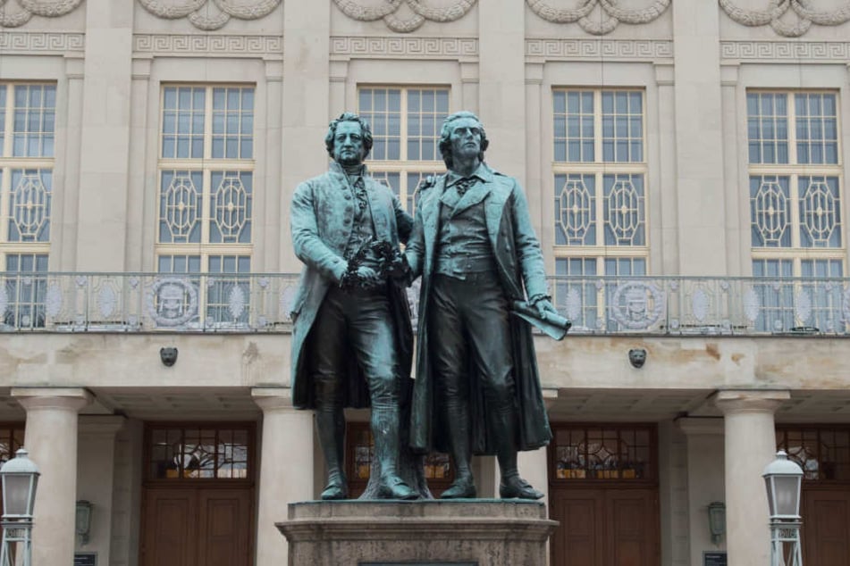 Goethe und Schiller als Statuen vor dem Weimarer Nationaltheater sind vielen bekannt. Doch einen Bezug zu George Washington kennen sicherlich weniger.