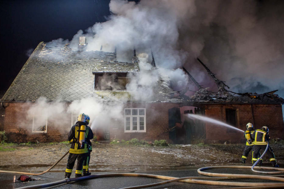 Die Feuerwehr versuchte von mehreren Seiten den Brand zu bekämpfen.