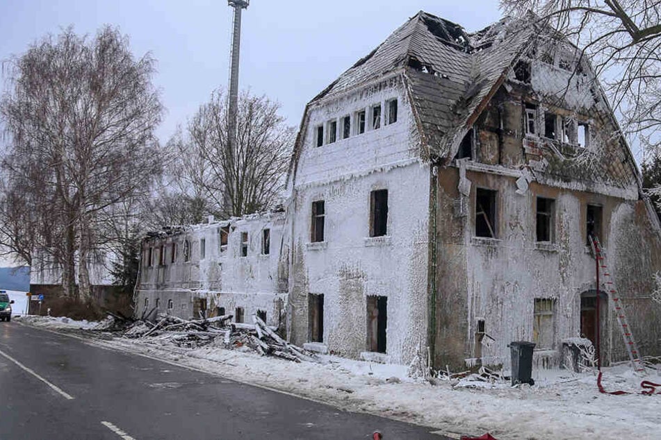 Die Feuerwehr ließ das Gebäude kontrolliert abbrennen.