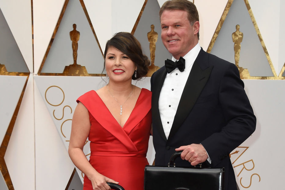 Martha L. Ruiz (l) und Brian Cullinan von PricewaterhouseCoopers haben nach der Umschlag-Panne Showverbot bei den Oscars.