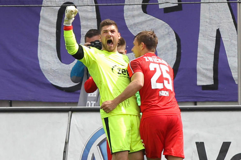 Torhüter Johannes Brinkies (l.) war neben Ex-Dresdner Robert Koch Matchwinner beim Sieg gegen den VfL Osnabrück.