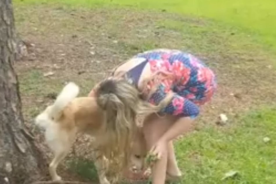 Hier fängt Lynn den Urin ihres Hundes auf.