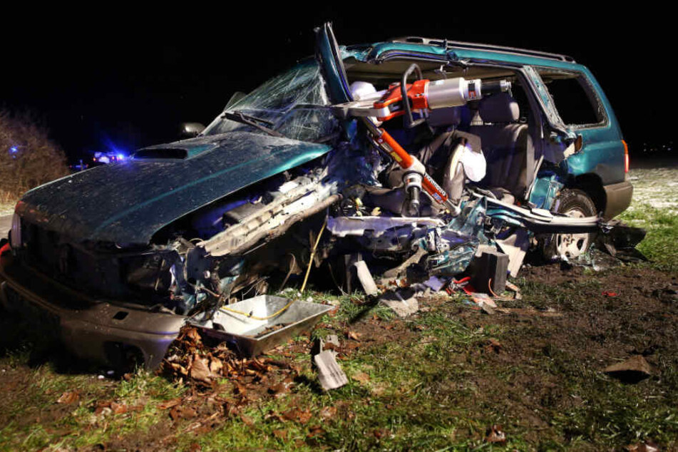 Der Fahrer des Subarus wurde im Wagen eingeklemmt.