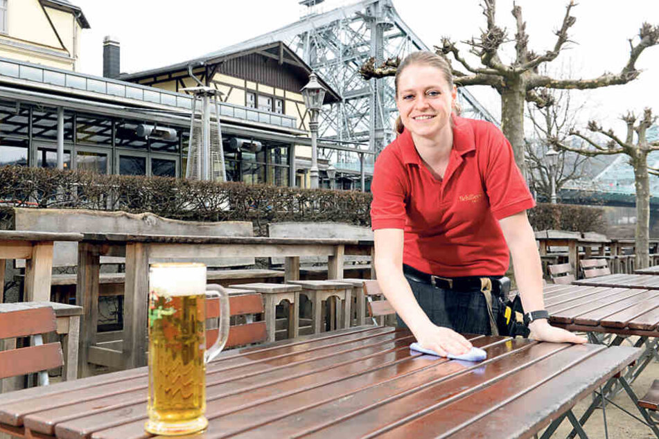 Prosit: Restaurantfachfrau Anja Dietrich (33) rüstet den Schillergarten für
den Saisonstart.