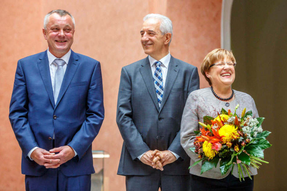 Ministerpräsident Stanislaw Tillich (58, CDU) übergibt der bisherigen Kultusministerin Brunhild Kurth (63, CDU) ihre Entlassungsurkunde. Gleichzeitig bekommt der neue Kultusminister Frank Haubitz (59, parteilos) seine Berufungsurkunde.