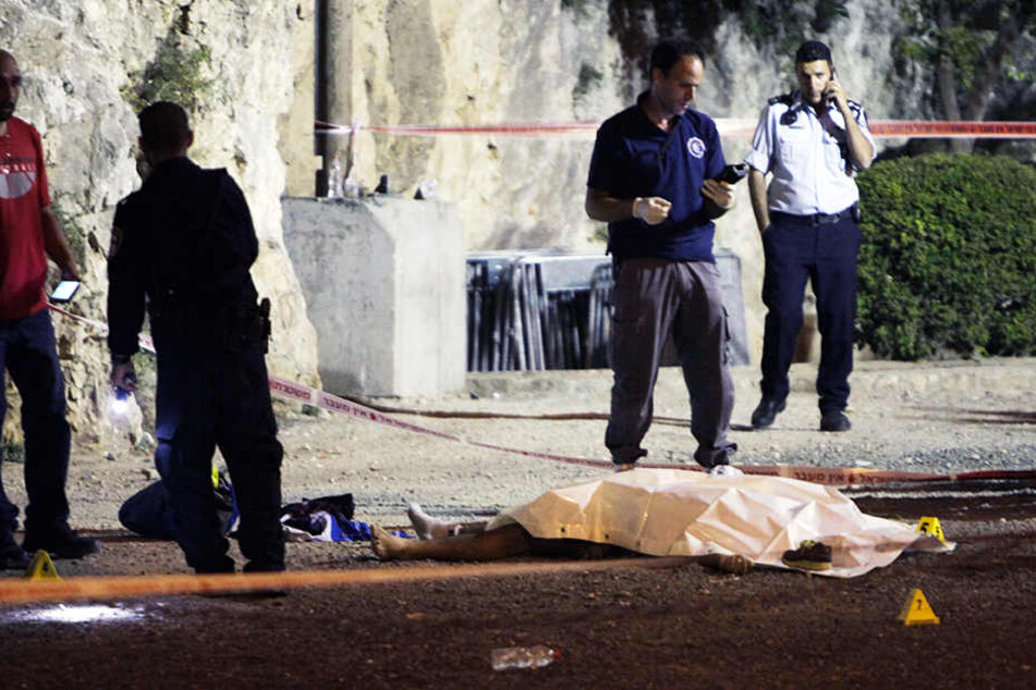 Bei dem Anschlag wurden drei Attentäter und eine Polizistin getötet.