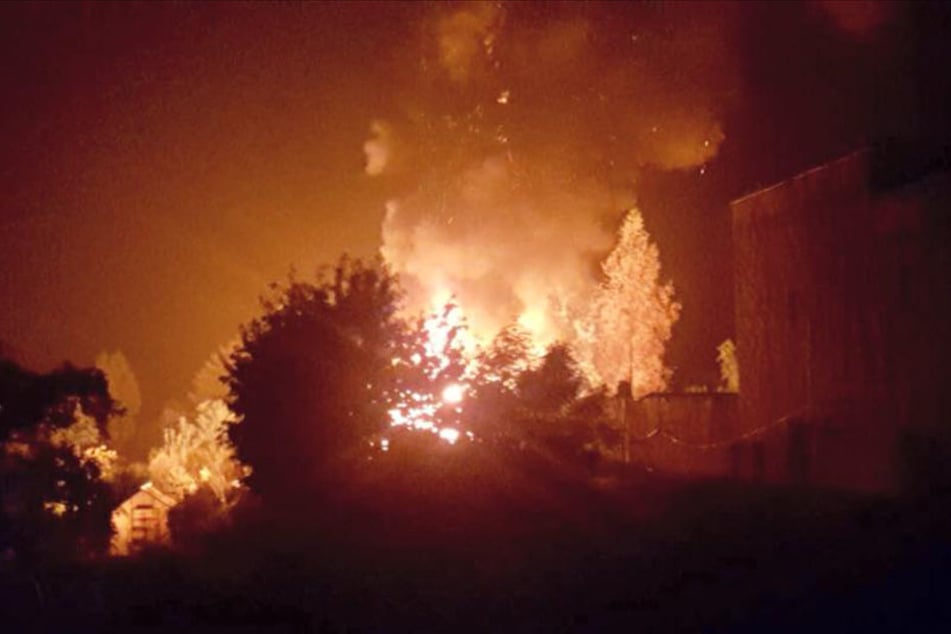 Die Polizei geht nach dem Feuer in der Gartenanlage von Brandstiftung aus.