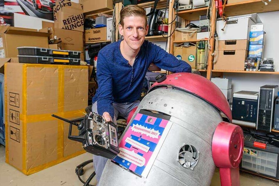 Mirko Deutschmann (40) kommt mit seinem ferngesteuerten Roboter zum Medienfestival.