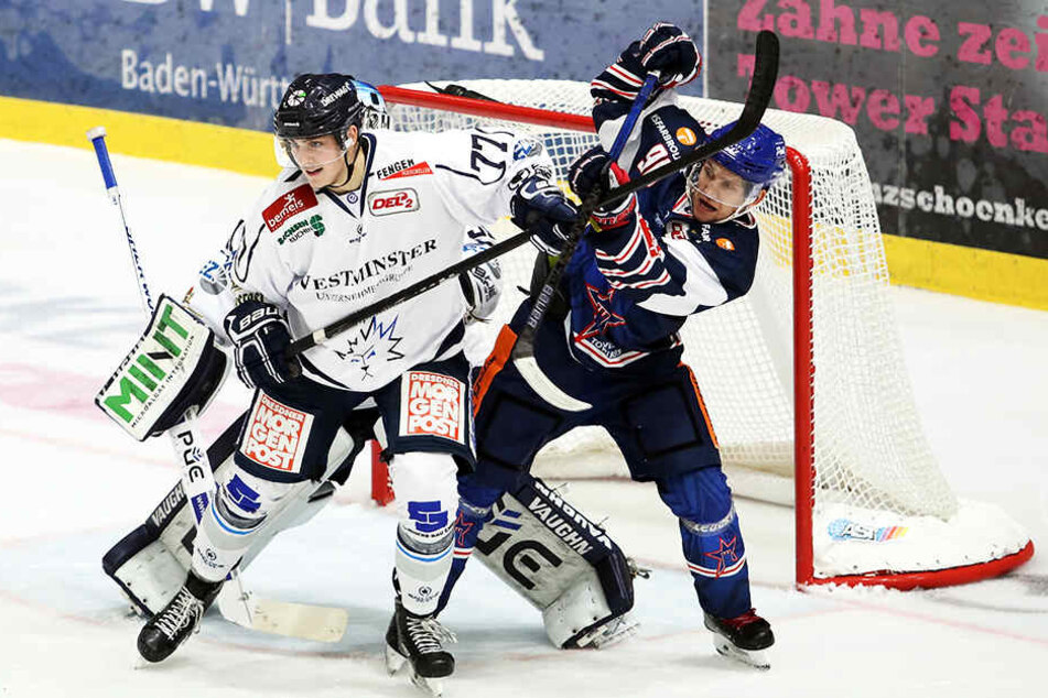 Eislöwen-Verteidiger Arne Uplegger (l.) versuchte, David Zucker vom Tor wegzuhalten. Der Ravensburger Stürmer gab aber zwei entscheidende Vorlagen.