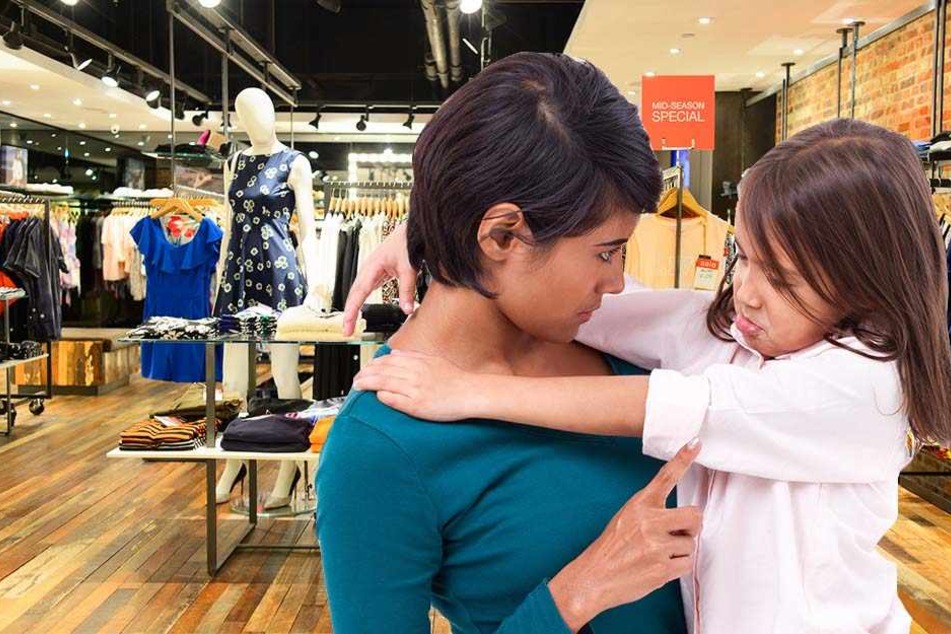 Eine Mutter gab ihrer achtjährigen Tochter drei Jeans in die Hand und schickte sie damit aus dem Laden.
