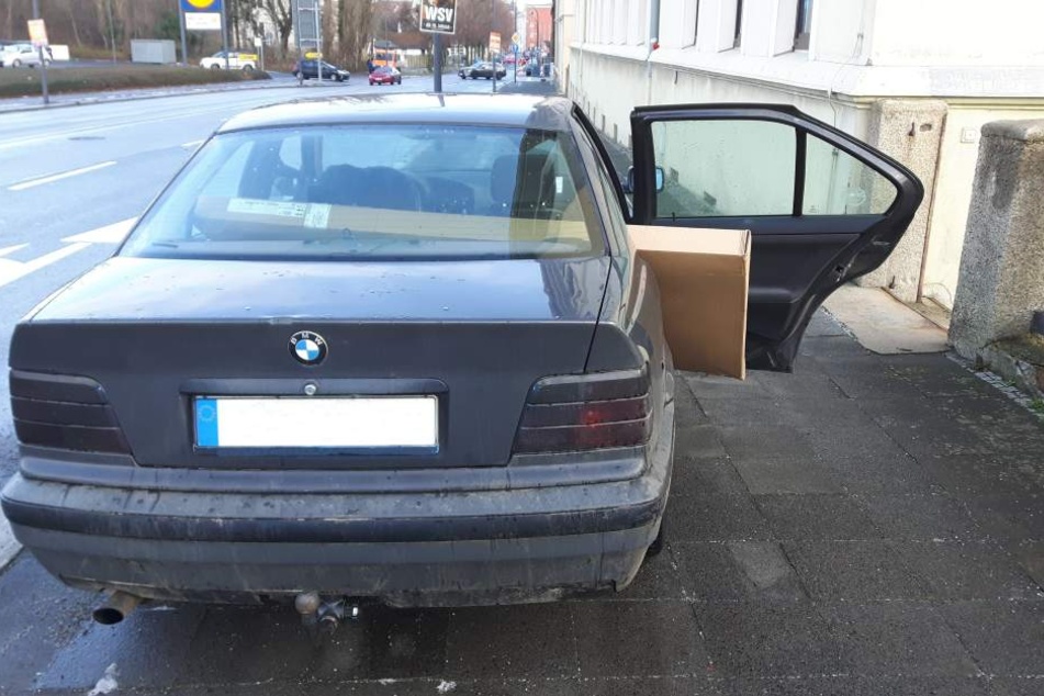 Wie das Paket auch gedreht wurde, so richtig passte der Riesen-Fernseher nicht in den BMW.