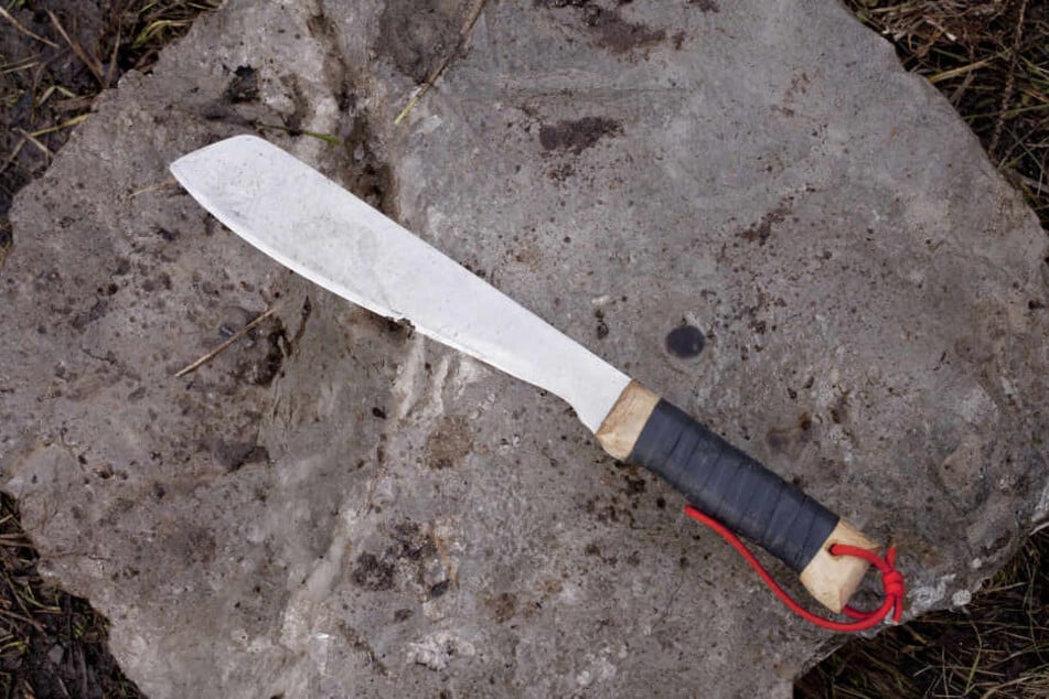Aus welchem Grund haben eigentlich plötzlich so viele Leute eine Machete zu Hause? Kakaoanbau im Reihenhaus-Garten wird's wohl nicht sein.