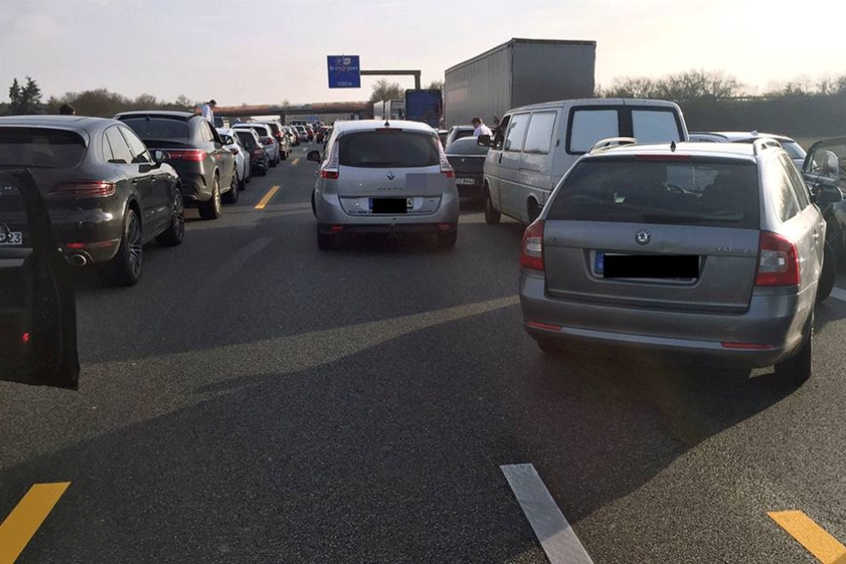 Das Bilden einer Rettungsgasse stellt viele Autofahrer vor echte Probleme.