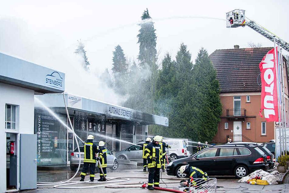 Mit einem Leiterwagen rückte die Feuerwehr aus.
