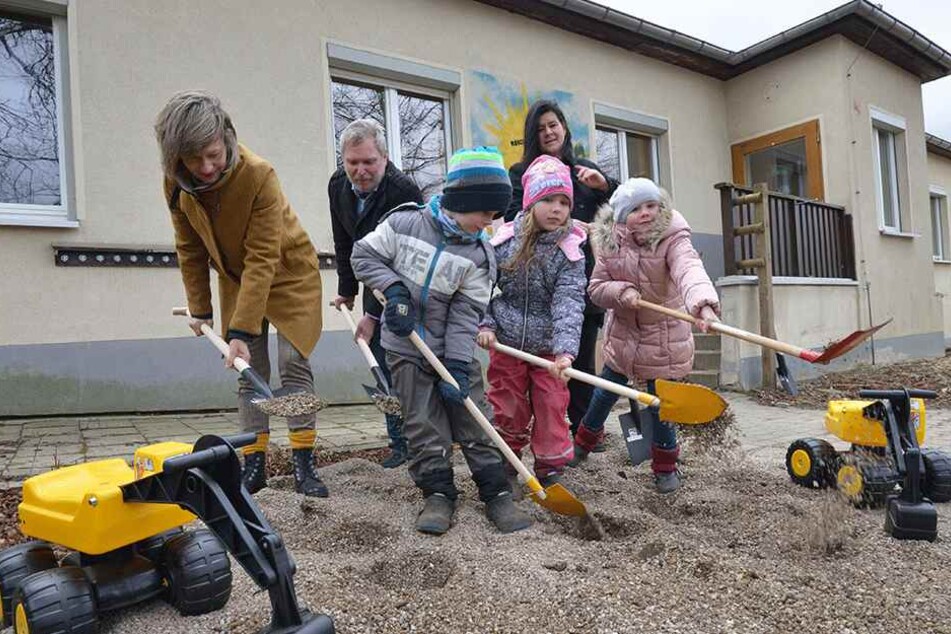 Beim ersten Spatenstich des Tages bekam die OB tatkräftige Unterstützung.