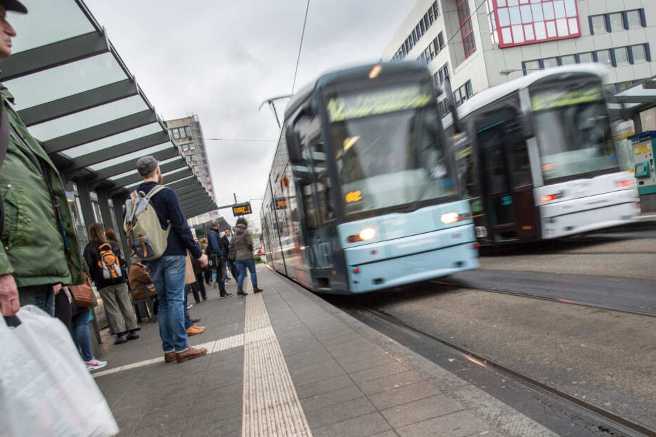 Laut Zeugenaussagen sei der Tatverdächtige in eine Straßenbahn der Linie 12 eingestiegen (Symbolbild).