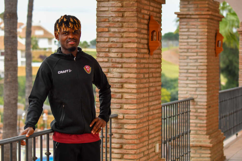 Der Mann mit den Dreadlocks! Godsway Donyoh in der Hotelanlage des Dynamo-Trainingslagers.