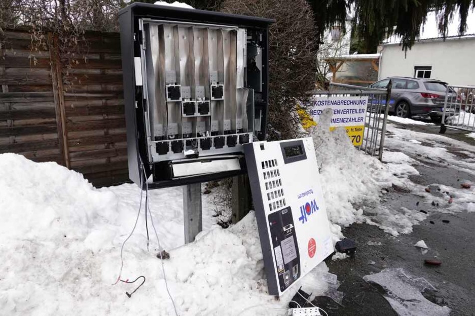 Am Freitagabend wurde in Röhrsdorf ein Zigarettenautomat mit Pyrotechnik vollkommen zerstört.