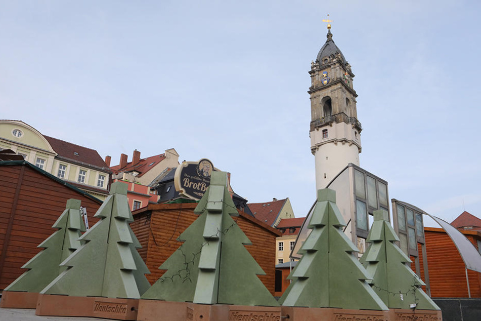 Umstrittene Barrikaden: Mit diesen Beton-Bäumen wird der Weihnachtsmarkt in Bautzen geschützt.